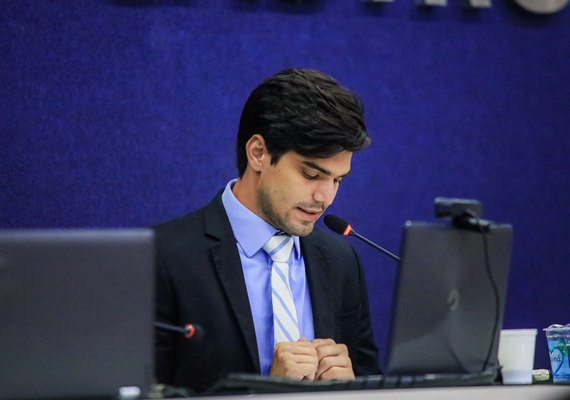 Como relator, João Catunda faz leitura do parecer prévio do Orçamento de 2023
