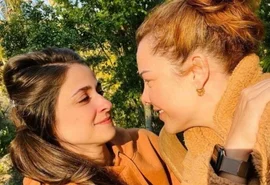 Fernanda Souza assume bissexualidade e publica foto com namorada