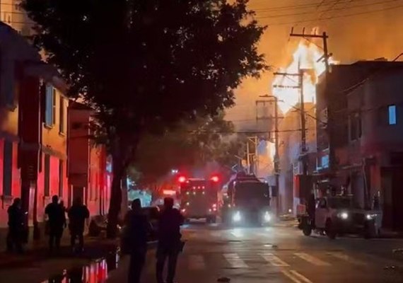 Incêndio de grandes proporções atinge fábrica no Brás, em São Paulo