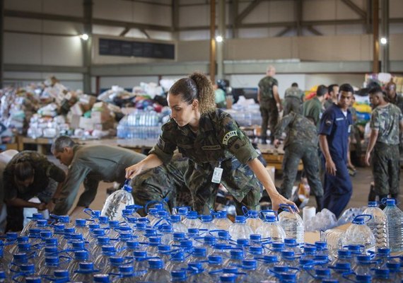 FAB, Exército e voluntários levam 400 toneladas de doações para Canoas