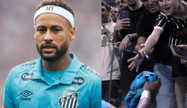 Menino ganha camisa de Neymar, é hostilizado e deixa Arena escoltado