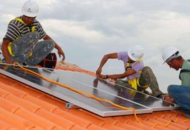 Instalações de telhas e painéis solares em residências crescem 2.000% no Brasil