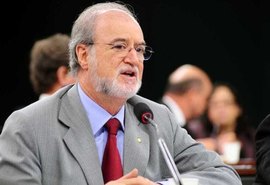 Ex-governador Azeredo é considerado foragido pela Polícia Civil