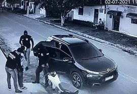 Falsos policiais civis invadem residência e roubam R$ 15 mil em pertence