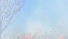 VÍDEO: fumaça de incêndio atrapalha visão de condutores na Avenida Márcio Canuto, em Maceió