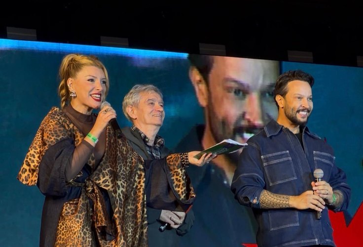 Guto Melo e Vanessa Bellini levam alegria e animação ao público como Mestres de Cerimônia do Palco Anhangabaú da Virada Cultura