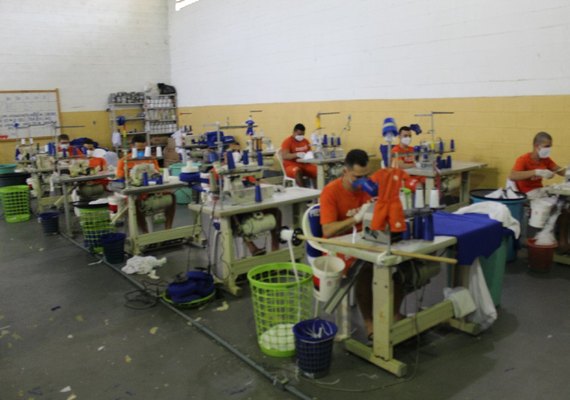 Reeducandos do sistema prisional do Agreste confeccionam máscaras de proteção