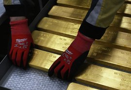 Ouro recua ao menor nível em seis meses e amplia perdas no trimestre