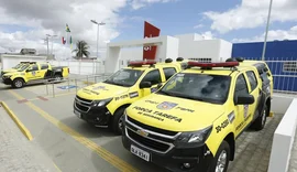 Mulher é agredida com mata-leão após filho jogar bola no portão de vizinhos, em AL