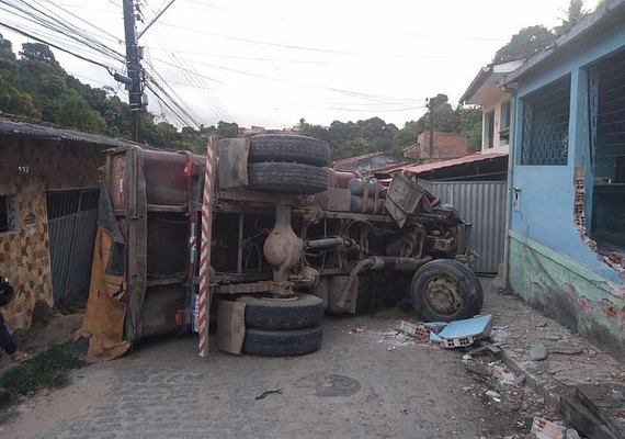 Caçamba carregada de areia tomba e atinge duas casas na Grota da Alegria