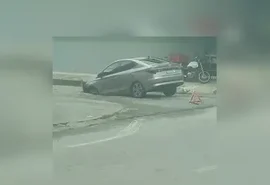 Carro cai em buraco aberto em via no bairro Clima Bom nesta terça-feira