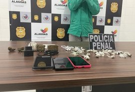 Homem é preso com três celulares e drogas tentando passar para reeducando