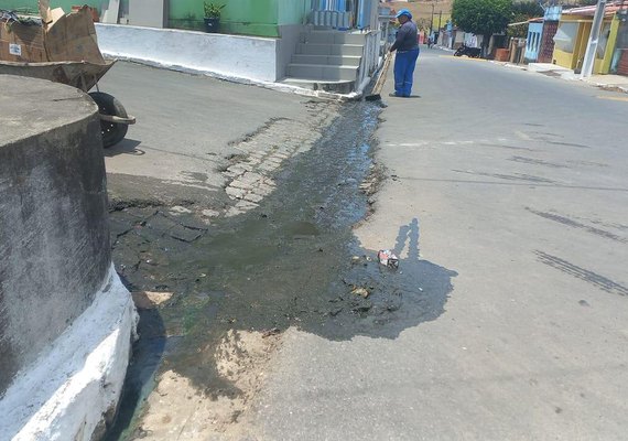 Sem saneamento, Olho D'água Grande joga esgoto no Rio São Francisco