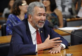 Deputado Paulão apresenta notícia crime contra Bolsonaro no STF