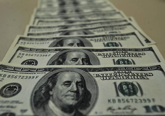 Dólar cai pelo 2º dia e fecha a R$ 3,729