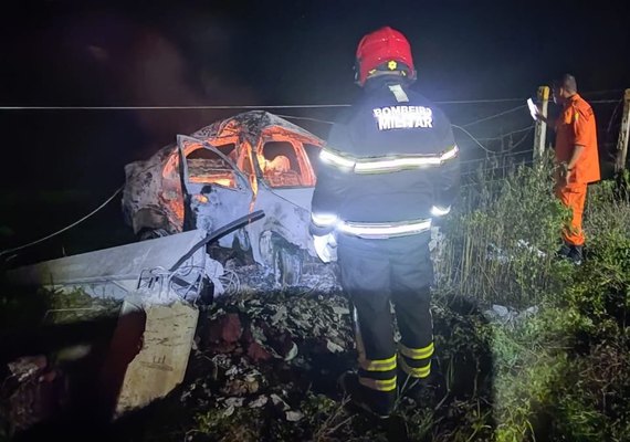 Motorista morre carbonizado após colidir com poste em Porto Calvo