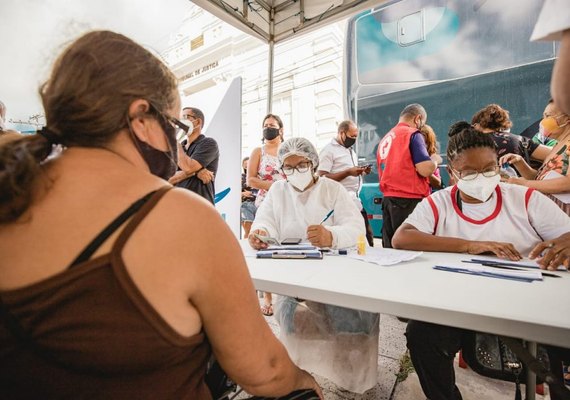 Ônibus da Vacina estará na Praça da Faculdade nesta terça-feira (20)