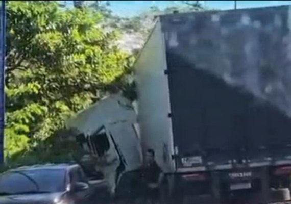 Acidente envolvendo caminhão é registrado em rodovia em Satuba