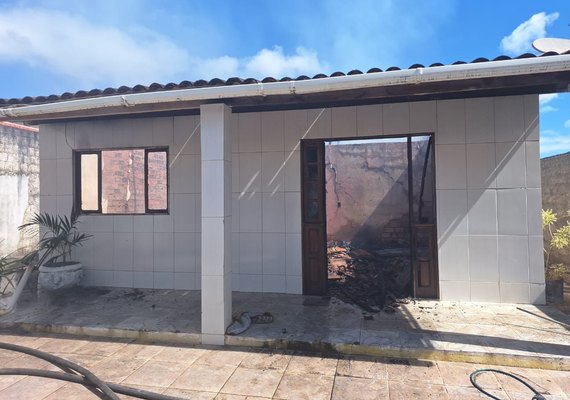 VÍDEO: Forte incêndio destrói casa no Petrópolis, em Maceió; veja imagens
