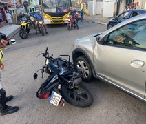 Motociclista envolvido em acidente em frente a UPA do Benedito Bentes é socorrido