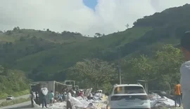Carreta carregada com plástico tomba na BR-101 em Flexeiras