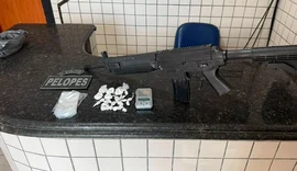 Jovem é preso com simulacro de fuzil e cocaína em São Miguel dos Campos