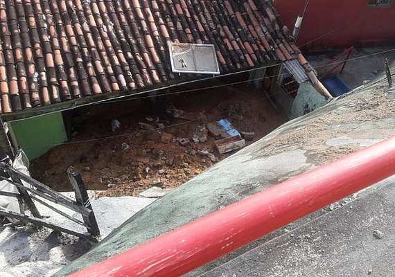 Deslizamento de barreira atinge residência na Chã da Jaqueira