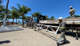 Árvore de Natal começa a ser instalada no estacionamento do Marco dos Corais