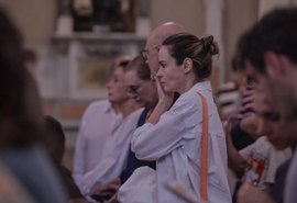 Abalada, Ana Paula Renault vai à missa de 7º dia do pai em BH