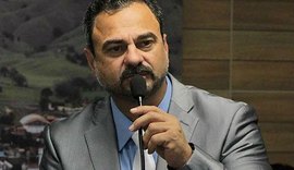 Governador inaugura centro de segurança em cidade de prefeito foragido