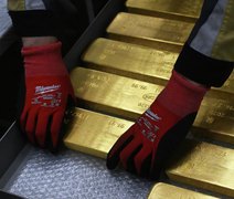 Ouro recua ao menor nível em seis meses e amplia perdas no trimestre