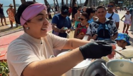 “Não imaginei que faria tanto sucesso”: paulista vira fenômeno vendendo bolo na orla de Maceió