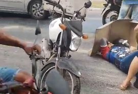 Vídeo: motociclistas sofrem quedas seguidas em via escorregadia no Benedito Bentes