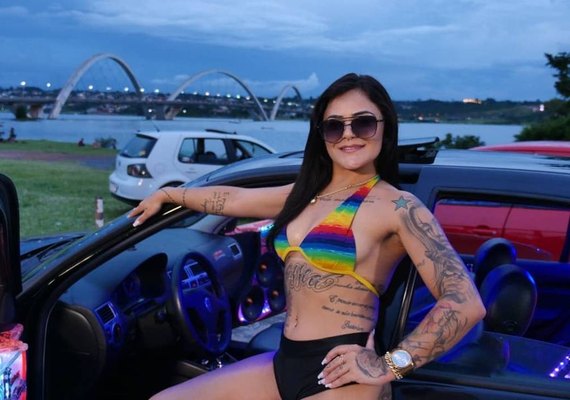 Influencer conhecida por soltar flatulências viraliza nas redes