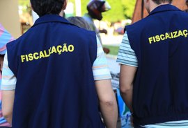 Fiscais orientam vendedores sobre regulamentação do comércio de ambulantes