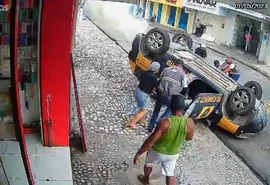 VÍDEO: Viatura do DMTT capota em perseguição a carro suspeito de transporte clandestino