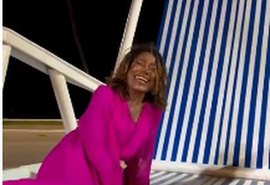 Gloria Maria se diverte ao subir na cadeira gigante da Orla da Capital