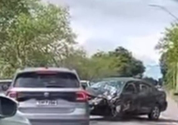 Colisão frontal entre carros deixa três pessoas feridas na BR-316