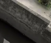 Vídeo choca internautas após homem pescar tilápias em córrego de Maceió