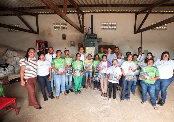 Programa CataMais entrega kits com EPIs à cooperativa de catadores em Arapiraca