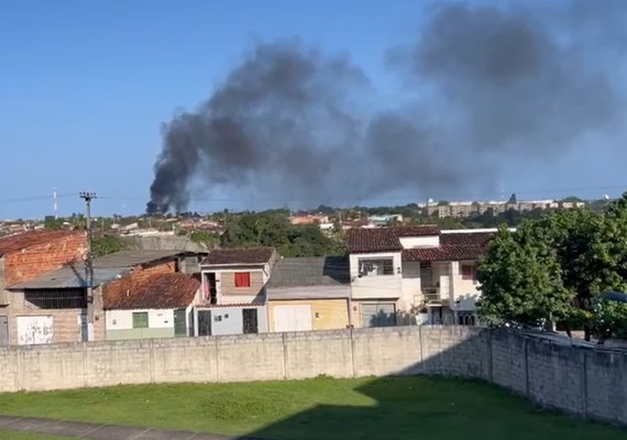 Incêndio em terreno baldio assusta moradores do Benedito Bentes