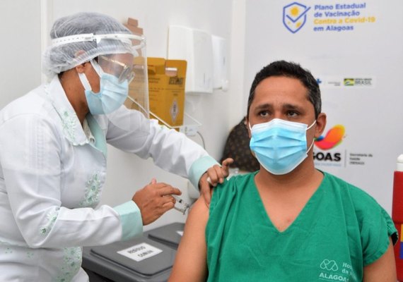 Prefeitura de Maceió amplia vacinação para profissionais de saúde