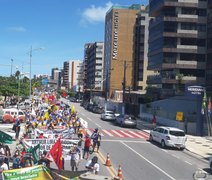 1º de maio: Manifestação de trabalhadores percorre orla marítima