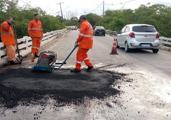 DER finaliza reparo em cratera na AL-101 Norte e libera tráfego