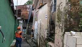 Chuvas em Maceió provocam desabamento e deixam imóvel em risco