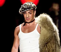 Pressão pública leva Met a cancelar exposição dedicada a John Galliano