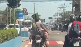 Homens são flagrados levando porco vivo em moto em Belford Roxo