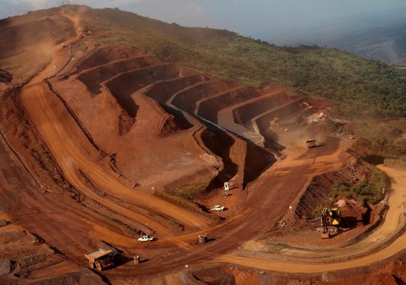 Minério de ferro sobe com alta no frete e tensão no mercado global