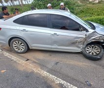 Carro colide em caminhão parado na AL-101 Sul e motorista fica ferido