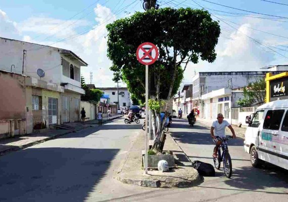 Placa colocada de cabeça para baixo confunde motoristas em União dos Palmares